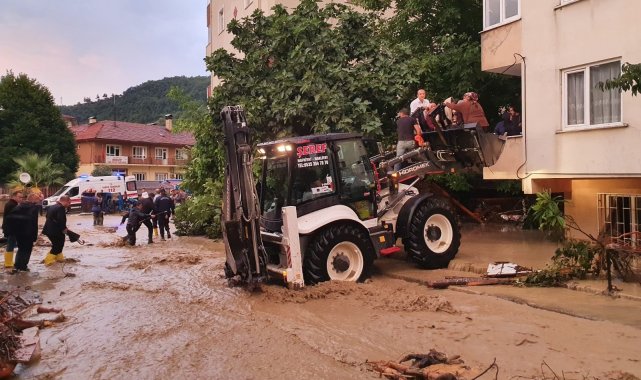 Savaş alanına dönen ilçede mahsur kalanlar kepçe ile kurtarılıyor