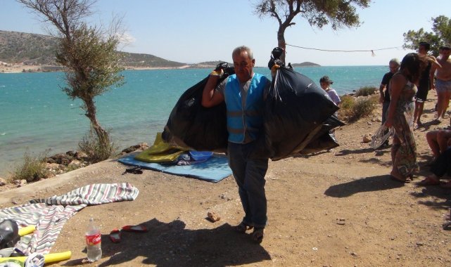 Silifke'de çıkan yangında zarar gören Boğsak mevkiinde çevre temizliği yapıldı