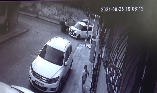 Sultangazi'de otomobil ile motosiklet çarpıştı, o anlar kamerada