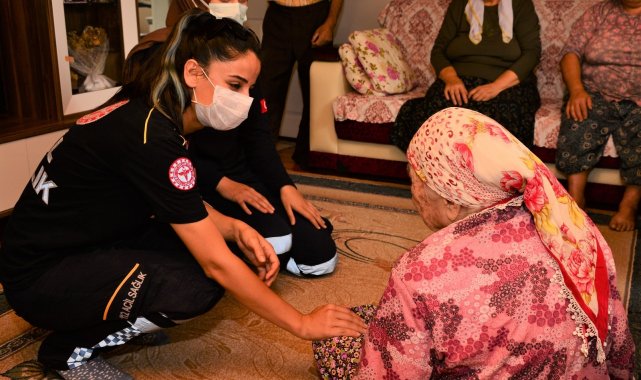 Tahliye edilen evden çıkardıkları Ayşe Nine'yi görmeden dönmek istemediler