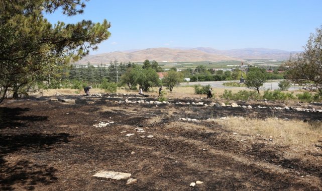 Tefenni ilçesindeki yangın ormana sıçramadan söndürüldü