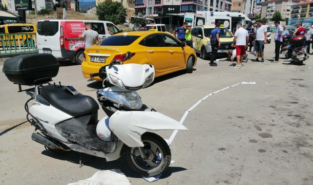 Ticari taksinin motosiklete çarptığı anlar kamerada