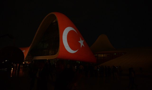 Türkiye'ye destek amacıyla Haydar Aliyev Merkezi'ne Türk bayrağı silüeti yansıtıldı