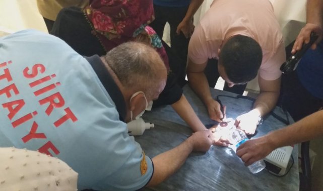 17 yaşındaki kızın parmağına sıkışan yüzük, itfaiye ekiplerinin çalışması ile çıkarıldı