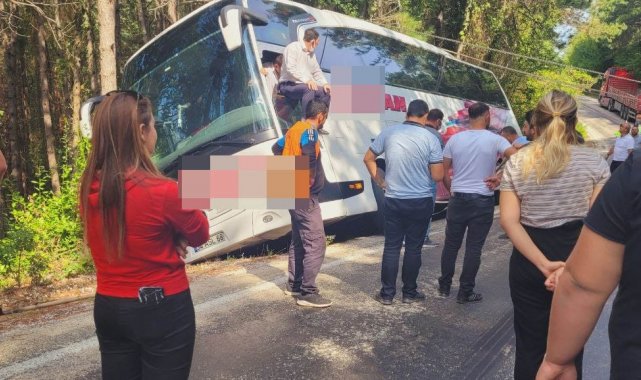 35 yolcusu bulunan otobüs, uçurumun kenarında asılı kaldı