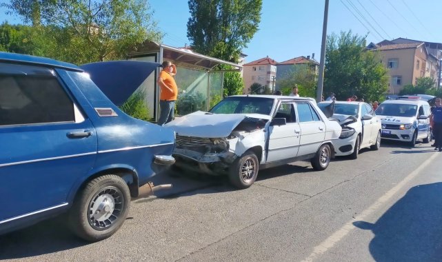4 araç birbirine girdi: 1 kişi yaralandı