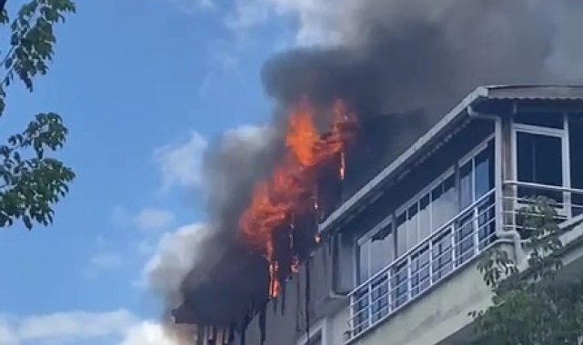 5 katlı binanın çatısı alev alev yandı, ev sahibi gözyaşlarıyla izledi