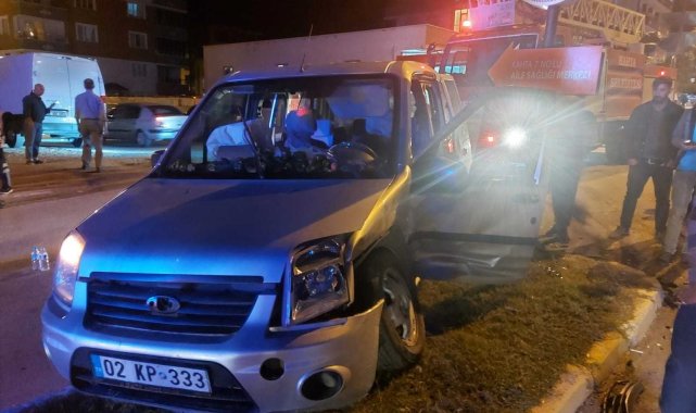 Adıyaman'da otomobil ile hafif ticari araç çarpıştı: 8 yaralı