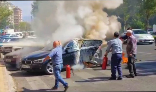Alev alan otomobil vatandaşların yardımıyla söndürüldü