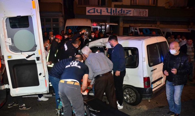 Ambulans ile hafif ticari aracın çarpıştığı kaza kamerada