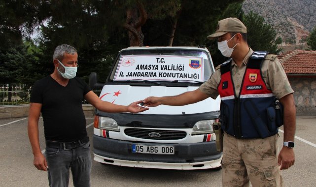 Anahtarı üstünde olan pikabı çalınan çiftçiyi jandarma sevindirdi