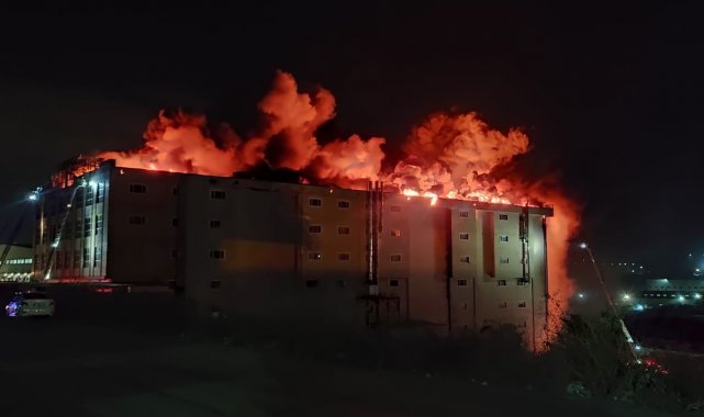 Arnavutköy'de 4 katlı tekstil fabrikasının çatısında çıkan yangın devam ediyor