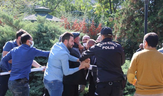 Aşı karşıtlarının mitinginde maske ve sosyal mesafe kuralları hiçe sayıldı
