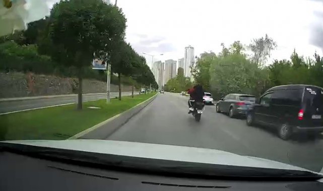 Ataşehir'de motosikletlinin tek teker terörü kamerada
