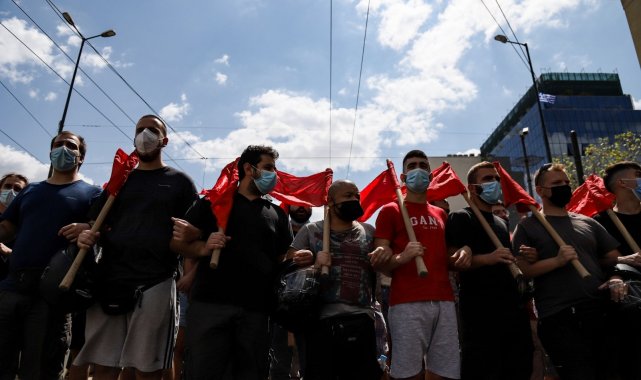 Atina'da polisten öğrenciye tekmeli müdahale