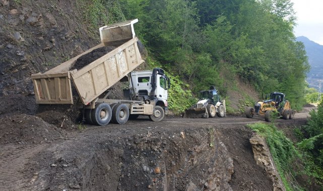 Ayancık'ta 39 kilometre yolu ulaşıma açtılar