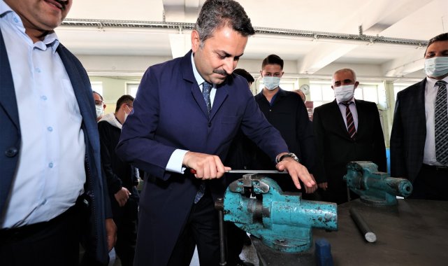 Başkan Eroğlu, iş önlüğü giyip eğe yaptı