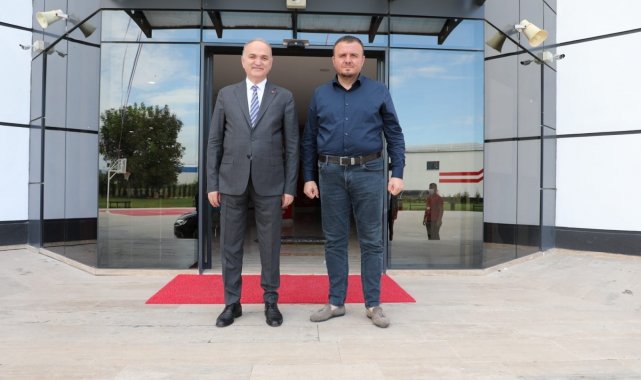 Başkan Özlü Bahçeşehir Kolejini ziyaret etti