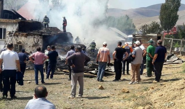 Bayburt'ta çıkan yangında bir evin çatısı ile içindeki odun ve malzemeler yandı