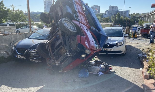 Bayrampaşa'da bir garip kaza: Kamyonet 2 otomobilin üstüne devrildi