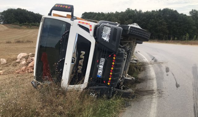 Bilecik'te hafriyat yüklü kamyon devrildi