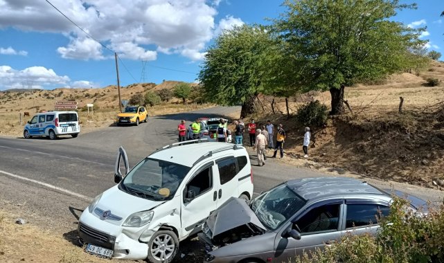 Bingöl'de iki araç kafa kafaya çarpıştı: 2 yaralı
