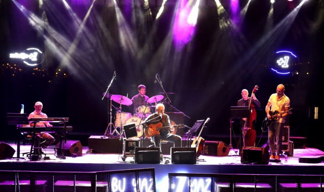 Bülent Ortaçgil, Güz Konserleri'nde nostalji yaşattı