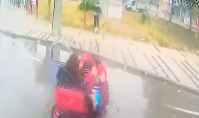Bursa'da halk otobüsünün elektrikli araca çarptığı anlar güvenlik kamerasına yansıdı