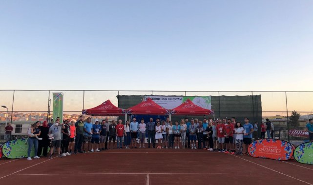 Büyükşehir, uluslararası tenis turnuvasında derece alan isimleri ödüllendirdi