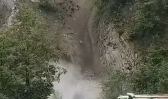 Çamlıhemşin'de heyelan: Araçlar son anda kurtuldu