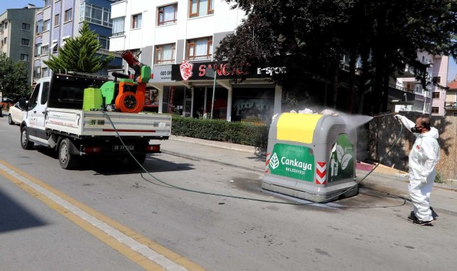 Çankaya'da çöp konteynerleri önce yıkanıyor, sonra ilaçlanıyor