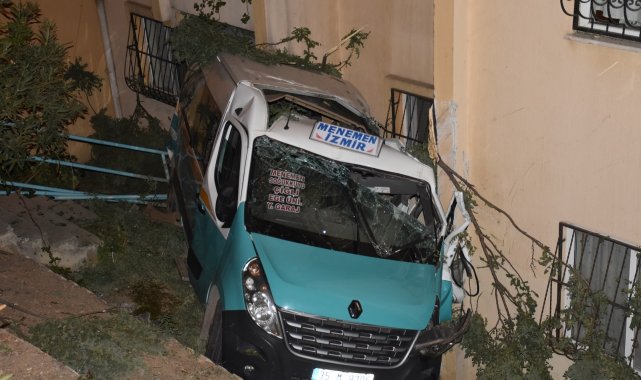 Düğüne giden minibüs apartman bahçesine düştü: 20 yaralı