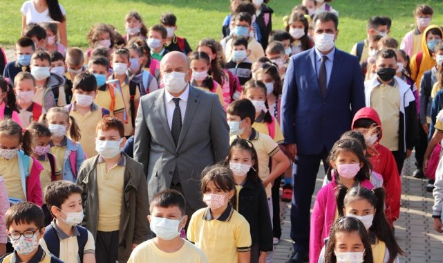 Edremit'te yeni eğitim-öğretim yılı başladı