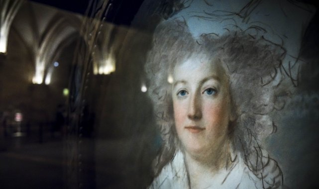 Eski Fransa Kraliçesi Marie-Antoinette'e ait elmasla kaplı 2 bilezik açık artırmaya çıkarılacak