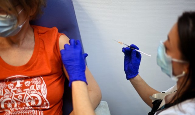 Fransa'da Covid-19 aşısı olmayan yaklaşık 3 bin sağlık çalışanı işten uzaklaştırıldı