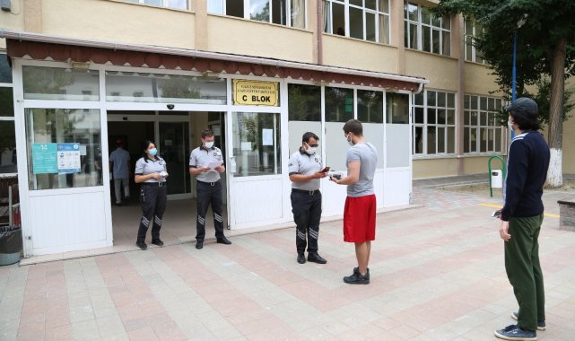 Gazi Üniversitesi'nde hazırlık muafiyet sınavı salgın tedbirlerine uyularak yüz yüze gerçekleştirildi