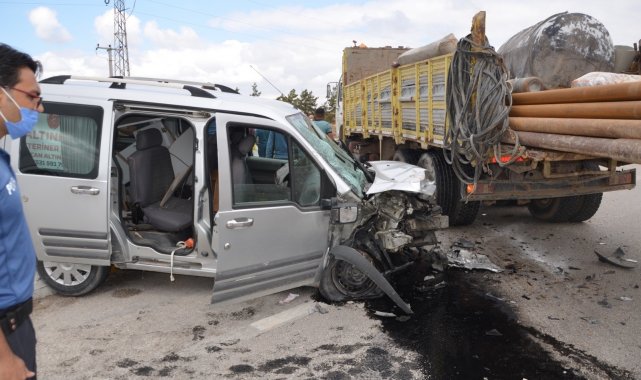 Hafif ticari araç ile iş makinesi çarpıştı: 4 yaralı