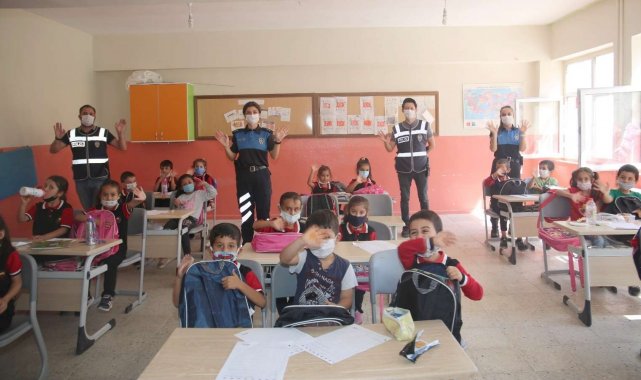 Hakkari polisinden miniklere moral hediyesi