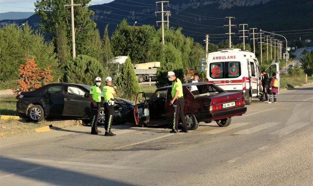 İki otomobil kavşakta çarpıştı: 4'ü kadın 6 yaralı
