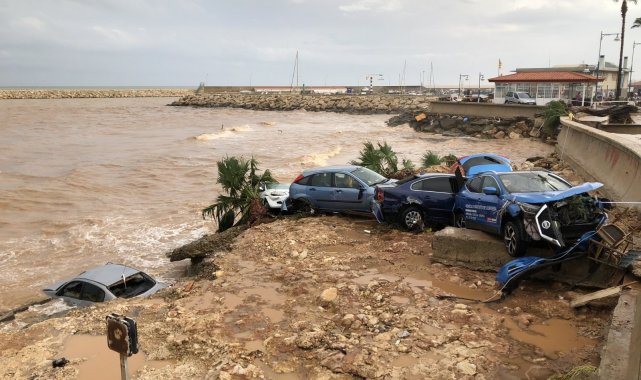 İspanya'da sel suları araçları denize sürükledi, 5 bin ev elektriksiz kaldı