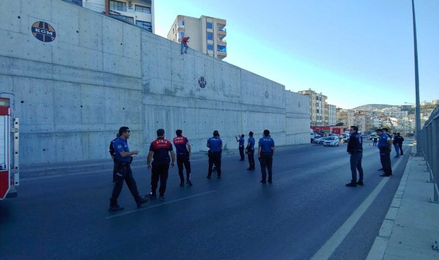 İstinat duvarına çıkıp aşağıya atladı