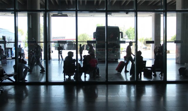 İzmir'de 18 yaşından küçüklere otobüs ve uçak bileti satışı yasaklandı