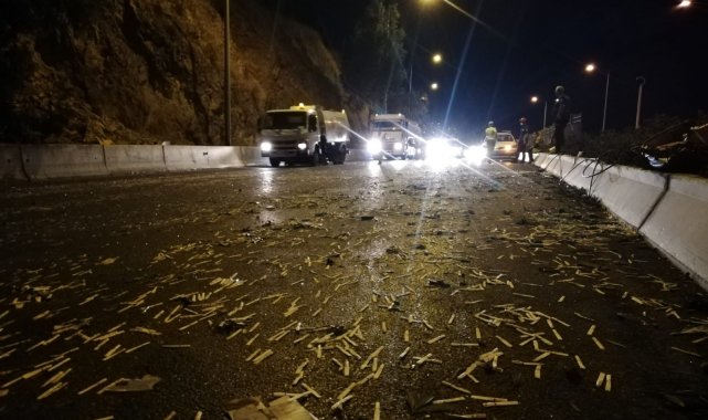 İzmir'de 6 araçlık zincirleme kaza: 11 yaralı