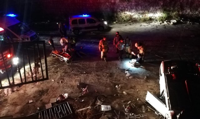 İzmir'de otomobil dereye uçtu: 4 yaralı