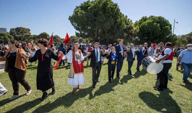 İzmir'de "15. Balkanlılar Halk Dansları ve Kültürü Festivali" başladı