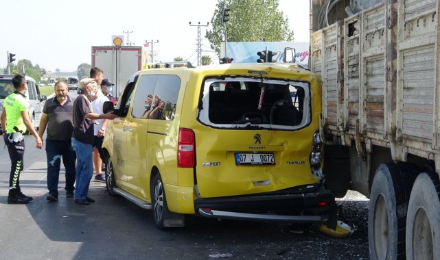 Kamyon kırmızı ışıkta bekleyen ticari taksiye çarptı, ortalık savaş alanına döndü