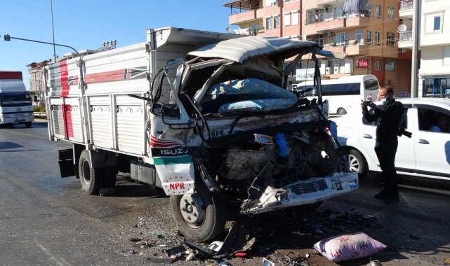 Kamyon, kırmızı ışıkta bekleyen tıra çarptı: 1 ölü