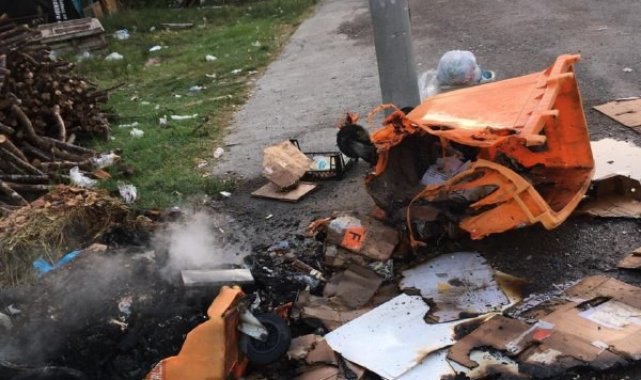 Kastamonu'da çöp kutularını ateşe verdiler