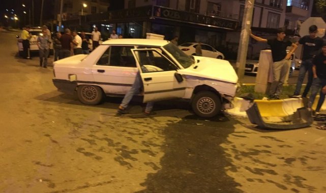 Kavşakta çarpışan otomobillerdeki 2 kişi yaralandı