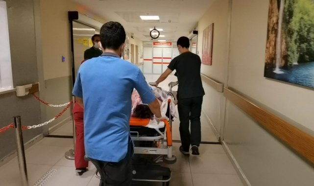 Kayalıklara çarpan genç ölüm-kalım mücadelesi veriyor